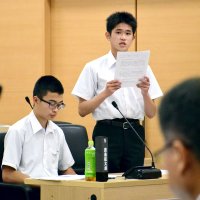 中学生議会で町職員に質問する生徒＝一宮町役場議場