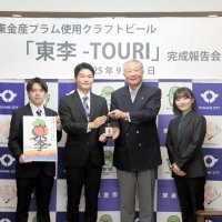 完成報告を受けた鹿間陸郎市長（右から２人目）と城国大学生＝東金市