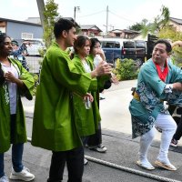 下新町区の菅井康太郎さんに手踊りを教わる外国人留学生ら

