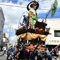 香取市佐原地区で１０日、「佐原の大祭秋祭り（諏訪神社秋祭り）」が開幕した。山車１４台が江戸情緒が残る町並みを練り歩き、「の」の字を描くように山車を回転させる豪快な「のの字廻（まわ）し」が披露された