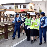 “見せる警戒”で大祭守る　地元高校生、留学生と巡回　香取署