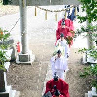 鳥居をくぐる宮司や献幣使ら