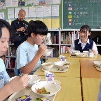 佐倉の味で“秋色”給食　佐倉高生メニュー考案　栄養バランスやＳＤＧｓ　中学校で一緒に味わう