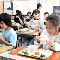 新米給食「もちもち」　実りの秋に舌鼓　地元産コシヒカリＪＡ安房提供　館山那古小