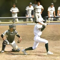 専大松戸―文星芸大付　４回裏専大松戸２死二、三塁、２点左前打を放つ柴田＝山日ＹＢＳ