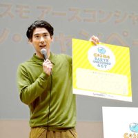 トークショーで環境保全への思いを語る賀来さん