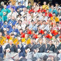成田山新勝寺と参道で成田弦まつりが開かれた。目玉の催しは「津軽三味線大演奏会」。約２００人が一斉に奏でる圧巻の光景が広がり、一帯は熱気に包まれた＝成田市
