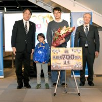 千葉市科学館、来館７００万人　山口さん（緑区小１）に記念品