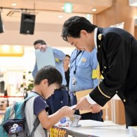 イベント後、啓発グッズを手渡す城島さん