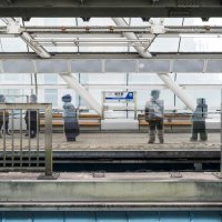 駅のホーム再発見して　特殊な人型パネル設置　角度で変わる風景　パラレルワールド　アーティスト　沼田侑香さん　【現場に聞く　ちばげい２０２５】（３）