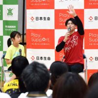 トークショーで子どもたちの質問に答える橋本選手