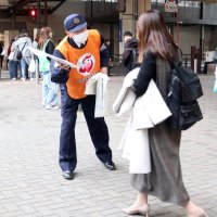 被害者支援の取り組みを伝えるチラシを配る警察官＝５日、千葉市中央区