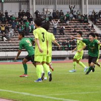 専大松戸―中央学院　後半、勝ち越しゴールを決めて、喜ぶ専大松戸・岡田（８）＝９日、柏の葉