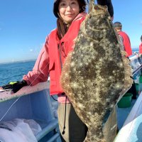 鹿島沖でゲットしたヒラメ（写真は「幸栄丸」提供）