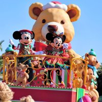【写真特集】クリスマス、魔法で愉快に　ディズニーで特別イベント　１０年ぶり新パレードも　きらめく世界、年末まで