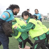 選手との押し合いでは女子生徒も奮闘＝１１日、習志野市