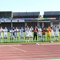 試合終了後、サポーターにあいさつする篠原（右）らＶＯＮＤＳ市原イレブン