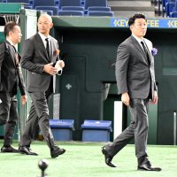 長嶋茂雄さんのお別れの会に参列した千葉ロッテのサブロー監督（右）と福浦和也２軍監督
