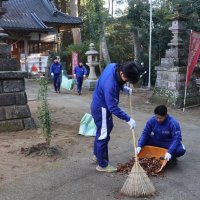 境内の落ち葉を集める城西国際大学の硬式野球部員＝２４日、東金市