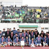 全国地域サッカーチャンピオンズリーグ決勝ラウンドで準優勝し、喜ぶＶＯＮＤＳ市原イレブンとサポーター＝２４日、市原市のゼットエーオリプリスタジアム