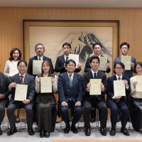 認定証を持つ企業の代表者ら＝千葉市役所
