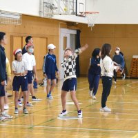 ベースボール５を体験！　市船高野球部が先生役　船橋小６年生