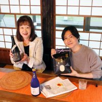平山町長（左）やリュウジさんらが審査した（同町提供）