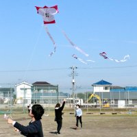 本納の伝統児童体験　茂原　凧作りに挑戦、青空へ　願い込め直筆絵馬に集中