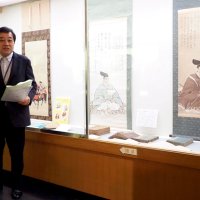 新井白石の資料について解説する歴史研究家の坂井さん＝君津市