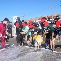 「海がより良い環境に」　児童と長高生、稚魚放流　勝浦