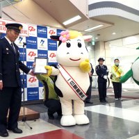 詐欺「モー騙されない」　富津、マーモママが一日署長