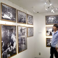 長嶋さんの訃報を受け、長嶋茂雄記念岩名球場内の展示室を訪れ写真で功績を振り返るファン＝６月３日、佐倉市
