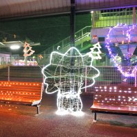 ＪＲ下総神崎駅周辺が華やかな光に包まれ、幻想的な光景が広がっている＝神崎町