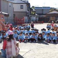 「よいしょ、よいしょ」と園児の声援を受けて餅をつく千代丸さん（左）ら＝木更津市
