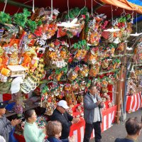 酉の市で熊手を購入した人を３本締めで鼓舞する商店の人たち＝６日、栄町