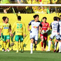 千葉―大宮　前半、先制点を奪われた千葉の選手ら（左側）＝７日、千葉市のフクダ電子アリーナ