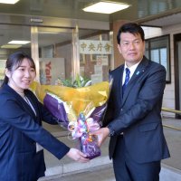 「住んで良かった町に」　金塚町長が初登庁　酒々井