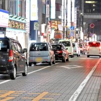 １１月１４日午後７時半ごろの「ナンパ通り」。複数の車が止まっていた。少なくとも３０分以上、駐車する車もあった＝千葉市中央区（画像の一部を加工しています）
