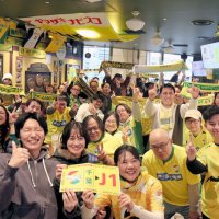 念願のＪ１復帰が決まり、喜びを分かち合うジェフ千葉サポーターたち＝１２月１３日、千葉市中央区の「ＨＵＢ　ＪＥＦ　ＵＮＩＴＥＤ　ＰＵＢ　ペリエ千葉エキナカ店」