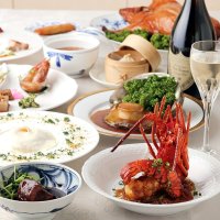 右手前の「房州海老のチリソース炒め」、左手前の「館山イノシシの角煮」など、南房総の食材を生かした料理が並ぶ（小薇さん提供）