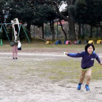 自慢の力作、冬空高く　シンプル凧工作教室　市原