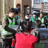 冬休み「車に気を付けて」　留学生と署員、下校見守り　千葉市内の小学校前