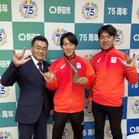初の銀メダル「悔しい」　デフサッカー代表滝沢選手と安沢トレーナー　出身地野田で快挙報告