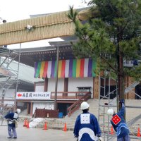 初詣準備、着々と　成田山新勝寺大本堂前　大しめ縄空高く飾り