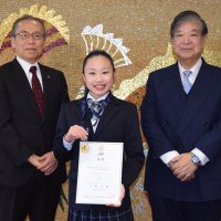 全日本ノービス選手権女子Ａで優勝した宮崎選手（中央）。左は松戸市長、右は松本淳教育長＝２６日、船橋市役所
