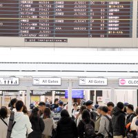 保安検査場前に人が集まってにぎわう成田空港＝２６日、成田市
