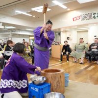 ヨイショー！　力士と餅つき交流　旭の福祉施設　利用者らに笑顔