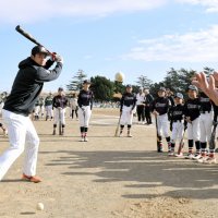 プロ指導に目輝かせ　サイン、ダンスで交流も　千葉ロッテ福祉野球教室　茂原