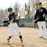 立松選手に打撃を見てもらう児童＝茂原市
