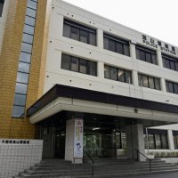訪問営業を断られトラブルか　転倒させ胸を蹴るなど暴行の疑い、男を逮捕　　流山